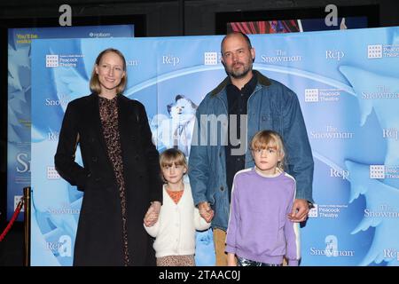 Jade Parfitt e Jack Dyson assistono all'inaugurazione VIP di Snowman al Peacock Theatre di Londra. L'iconico spettacolo per famiglie The Snowman torna al Peacock Theatre per Foto Stock