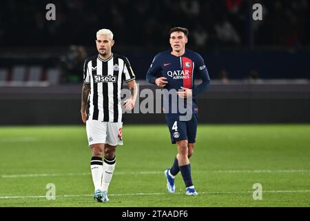 PARIGI, FRANCIA - NOVEMBRE 28: Bruno Guimaraes, Manuel Ugarte durante la partita di UEFA Champions League tra il Paris Saint-Germain e il Newcastle United FC Foto Stock