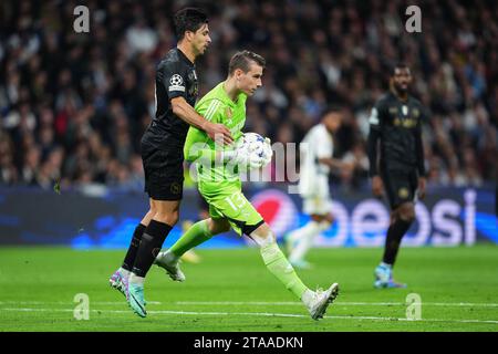 Madrid, Spagna. 29 novembre 2023. Andriy Lunin del Real Madrid e Giovanni Gio Simenone del SSC Napoli durante la partita di UEFA Champions League, gruppo C, tra Real Madrid e SCC Napoli hanno giocato allo stadio Santiago Bernabeu il 29 novembre 2023 a Madrid, in Spagna. (Foto di Bagu Blanco/PRESSINPHOTO) crediti: PRESSINPHOTO SPORTS AGENCY/Alamy Live News Foto Stock