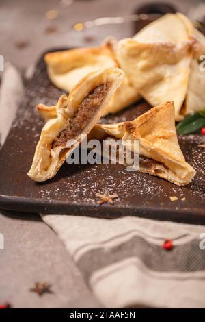 Un dolce con ripieno di marmellata di zucca e condimento di pasta di farina, uno dei Vila Real in Portogallo, ex libris. Foto Stock