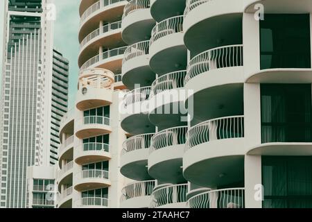 Surfers Paradise Australia; 23 settembre 2023; motivi ricurvi ripetuti di balconi in stile retrò di edifici dalla strada Foto Stock