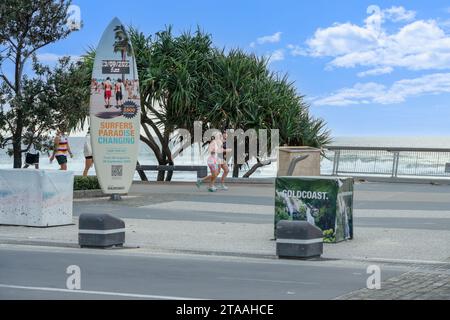 Surfers Paradise Australia; 23 settembre 2023; insegna Surfboard che promuove un sondaggio locale sull'Esplanade come corridori per il cross jogging mattutino Foto Stock