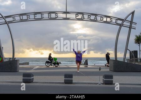 Surfers Paradise Australia; 23 settembre 2023; l'iconico cartello scultoreo sul lungomare di Surfers Paradise incornicia giovani turisti in posa per selfie come wom Foto Stock