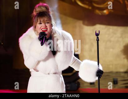 New York, Stati Uniti. 29 novembre 2023. Kelly Clarkson si esibisce alla 91a cerimonia annuale di illuminazione dell'albero di Natale del Rockefeller Center al Rockefeller Center di New York City mercoledì 29 novembre 2023. Foto di John Angelillo/UPI Credit: UPI/Alamy Live News Foto Stock