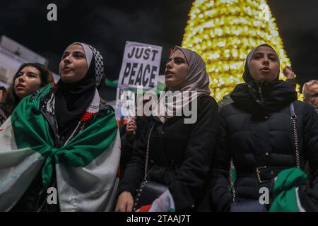 Madrid, Spagna. 29 novembre 2023. I manifestanti guardano avanti durante una manifestazione pro-palestinese nella Puerta del Sol di Madrid. Manifestazione indetta con lo slogan '29-N: No alla partizione della Palestina? In occasione della giornata internazionale di solidarietà con il popolo palestinese, che viene celebrata ogni 29 novembre in commemorazione del giorno in cui, nel 1947, l'Assemblea delle Nazioni Unite ha approvato la risoluzione 181 sulla spartizione della Palestina e la creazione dello Stato di Israele. (Foto di David Canales/SOPA Images/Sipa USA) credito: SIPA USA/Alamy Live News Foto Stock