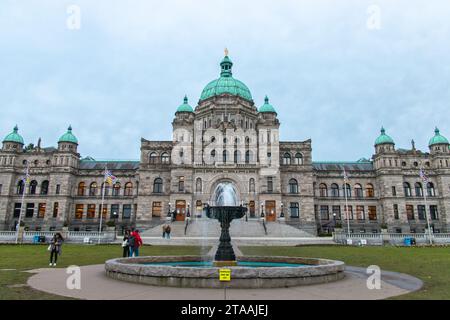 Victoria, CANADA - 4 gennaio 2023: Immagine degli edifici del Parlamento della Columbia Britannica, sede dell'Assemblea legislativa della Columbia Britannica, in un giorno nuvoloso. Foto Stock