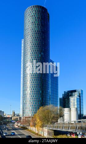 The Three60, un frammento di The Blade, The Elizabeth Tower e The Residence a pochi isolati dal ponte pedonale Mancunian Way, Manchester, Inghilterra, Regno Unito Foto Stock