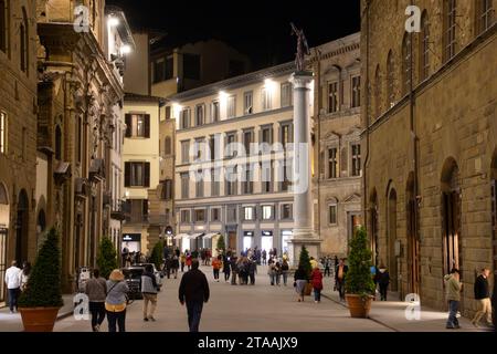 Piazza Santa Trinita di notte a Firenze, Toscana, Italia Foto Stock