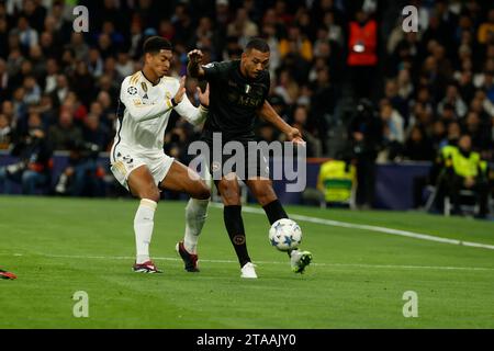 Madrid, Napoli, Spagna. 29 novembre 2023. Jude Bellingham del Real Madrid Juan Jesus di Napoli durante la partita di calcio del gruppo C di UEFA Champions League tra Real Madrid e SSC Napoli all'Estadio Santiago Bernabeu di Madrid, Spagna. 29 novembre 2023 (Credit Image: © Ciro De Luca/ZUMA Press Wire) SOLO USO EDITORIALE! Non per USO commerciale! Foto Stock