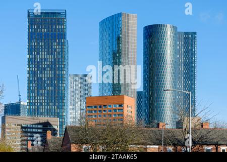 Elizabeth Tower, The Blade, The Three60 e uno degli appartamenti di Deansgate Square visti da Hulme, Manchester, Inghilterra, Regno Unito Foto Stock