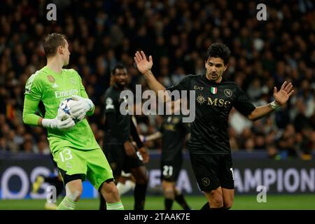 Madrid, Napoli, Spagna. 29 novembre 2023. Andriy Lunin del Real Madrid Giovanni Simeone del Napoli durante la partita di calcio del gruppo C di UEFA Champions League tra Real Madrid e SSC Napoli all'Estadio Santiago Bernabeu di Madrid, Spagna. 29 novembre 2023 (Credit Image: © Ciro De Luca/ZUMA Press Wire) SOLO USO EDITORIALE! Non per USO commerciale! Foto Stock