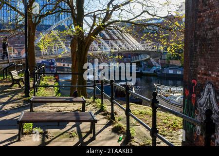 The Merchants' Bridge over the Bridgewater Canal in Catalan Square, Castlefield Basin, Manchester, Inghilterra, Regno Unito Foto Stock