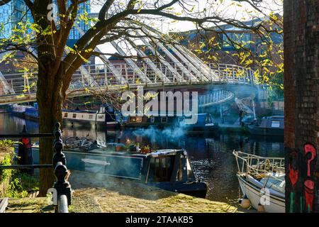 The Merchants' Bridge over the Bridgewater Canal in Catalan Square, Castlefield Basin, Manchester, Inghilterra, Regno Unito Foto Stock