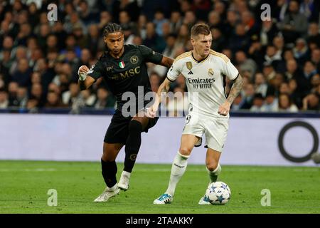 Madrid, Napoli, Spagna. 29 novembre 2023. Toni Kroos del Real Madrid Jens Cajuste del Napoli durante la partita di calcio del gruppo C di UEFA Champions League tra Real Madrid e SSC Napoli all'Estadio Santiago Bernabeu di Madrid, Spagna. 29 novembre 2023 (Credit Image: © Ciro De Luca/ZUMA Press Wire) SOLO USO EDITORIALE! Non per USO commerciale! Foto Stock