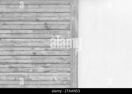 Oggetto bianco luminoso vuoto vuoto di disegno della parete sfondo in legno grigio. Foto Stock