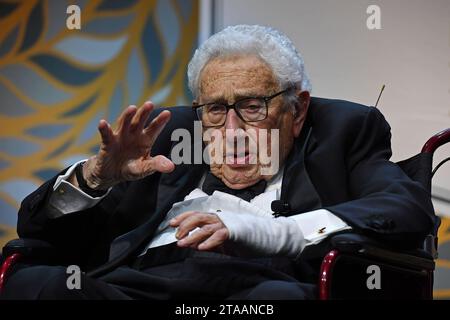 Pechino, Cina. 29 novembre 2023. Questa foto scattata il 24 ottobre 2023 mostra l'ex Segretario di Stato americano Dr. Henry A. Kissinger che parla alla cena di gala annuale del Comitato Nazionale per le relazioni USA-Cina a New York. Henry Kissinger è morto a 100 il 29 novembre 2023. Crediti: Li Rui/Xinhua/Alamy Live News Foto Stock