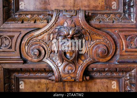 Primo piano delle sculture in legno a Palazzo Ducale, Venezia, Italia Foto Stock