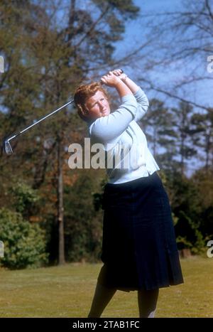 AUGUSTA, GA - MARZO 1956: La golfista professionista americana Margaret 'Wiffi' Smith colpisce la palla durante un torneo amatoriale intorno al marzo 1956 ad Augusta, Georgia. (Foto di Hy Peskin) *** didascalia locale *** Margaret Smith Foto Stock