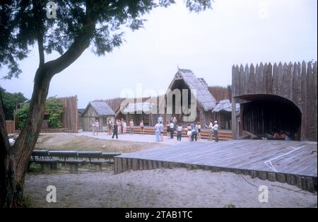 SAN FRANCISCO, CA - anni '1960: Visione generale mentre gli attori imparano le loro parti in una scena alla Renaissance Pleasure Faire, risalente al 1960 circa a San Francisco, California. (Foto di Hy Peskin) Foto Stock