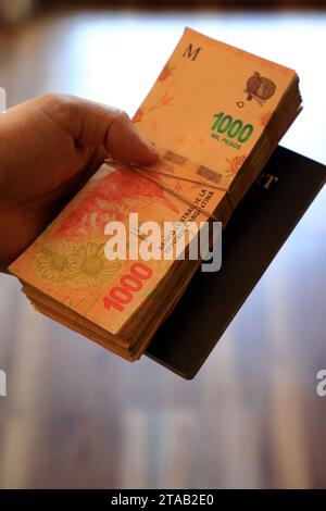 Una pila di 1000 banconote in pesos argentini.Buenos Aires.Argentina Foto Stock