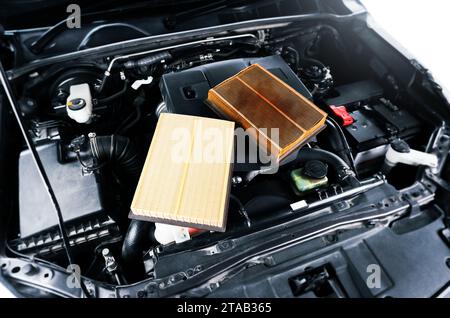 Confronto tra filtri dell'aria per auto , nuovi filtri e filtri intasati sul coperchio motore nel vano motore per auto , concetto di ricambi per auto Foto Stock