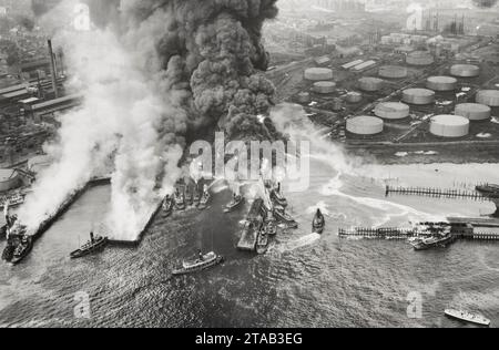 Vista aerea dell'incendio petrolifero a Bayonne, New Jersey - 4 giugno 1930 Foto Stock