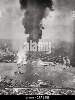 Vista aerea dell'incendio petrolifero a Bayonne, New Jersey - 4 giugno 1930 Foto Stock