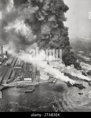 Vista aerea dell'incendio petrolifero a Bayonne, New Jersey - 4 giugno 1930 Foto Stock