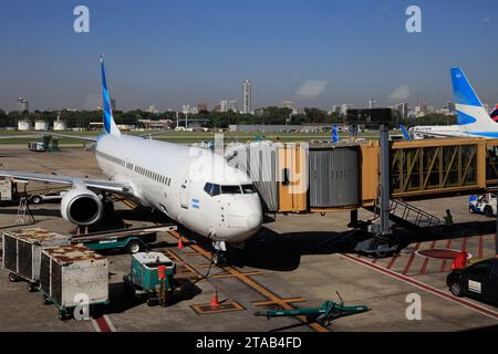 Un aereo di linea passeggeri collegato con un ponte d'imbarco passeggeri all'Aeroporto Internazionale Jorge Newbery.Buenos Aires.Argentina Foto Stock