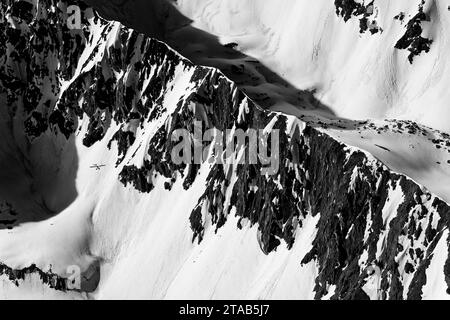 Vista aerea delle montagne innevate, Chugach State Park, Anchorage, Alaska Foto Stock