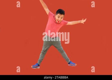 Il ragazzo di 9 anni latino salta e gioca mentre fa attività fisica per perdere peso e migliorare la sua salute Foto Stock