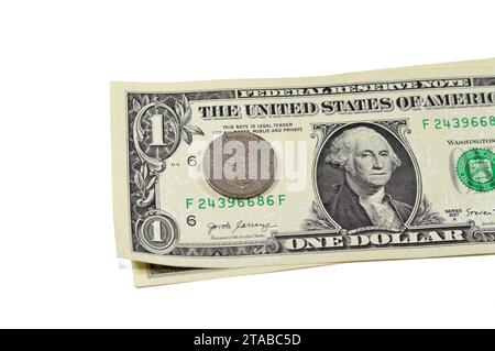 Il lato inverso di 1 uno scellino Elisabetta II 1957 presenta uno scudo d'armi inglese coronato che divide la data, la leggenda sopra, la denominazione sotto, su un Ameri Foto Stock