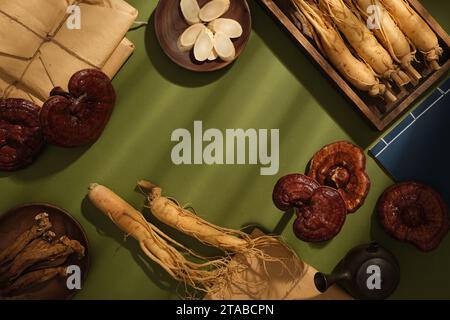 Scena per pubblicità medica, fotografia concetto di medicina tradizionale. Alcune erbe rare sono esposte su vassoi di legno su sfondo verde. Spazio vuoto f Foto Stock