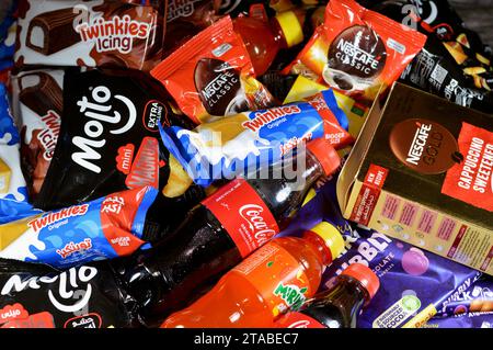 Cairo, Egitto, 4 novembre 2023: Vari prodotti del supermercato, Nescafe Classic, Nescafe dolcificato cappuccino, tè e forniture, dolci twinkies Foto Stock