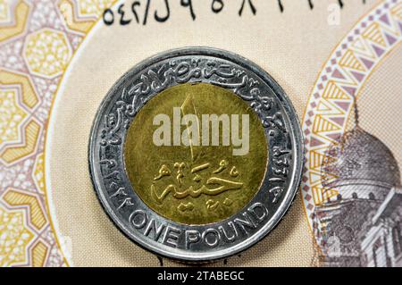 Il rovescio di una sterlina egiziana 1 EGP LE con valore e data, con il suo lato dritto contiene uno slogan di 150 anni della Casa dei libri e dei documenti Foto Stock