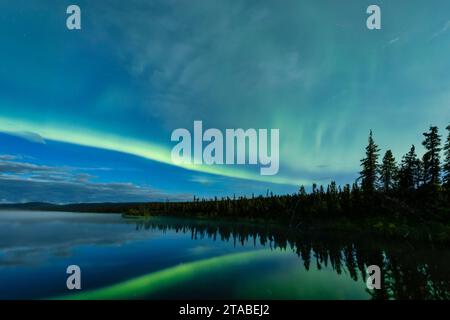 Aurora Borealis sopra il lago Paxson, Alaska Foto Stock