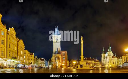 La piazza serale della città Vecchia con il Municipio della città Vecchia e la chiesa di San Nicola con luci accese, Praga, Cechia Foto Stock