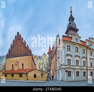 Panorama degli edifici storici della Vecchia Sinagoga nuova e del Municipio ebraico, sormontato da Orologio Ebraico, Josefov, Praga, Cechia Foto Stock