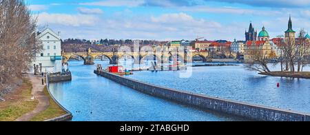 Panorama del fiume Moldava con la chiusa del fiume Smichov e il Ponte Carlo sullo sfondo, Praga, Cechia Foto Stock