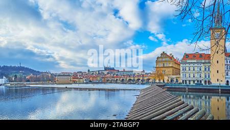 Fiume Moldava con barriera ghiacciata in legno, Torre dell'acqua della città Vecchia, Ponte Carlo e Cattedrale di San Vito dal Smetana Embankment, Praga, Cechia Foto Stock