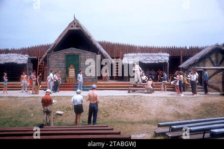 SAN FRANCISCO, CA - anni '1960: Visione generale mentre gli attori imparano le loro parti in una scena alla Renaissance Pleasure Faire, risalente al 1960 circa a San Francisco, California. (Foto di Hy Peskin) Foto Stock