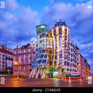 PRAGA, CECHIA - 7 MARZO 2022: La casa danzante in stile neoclassico (decostruttivista) con illuminazione serale Foto Stock