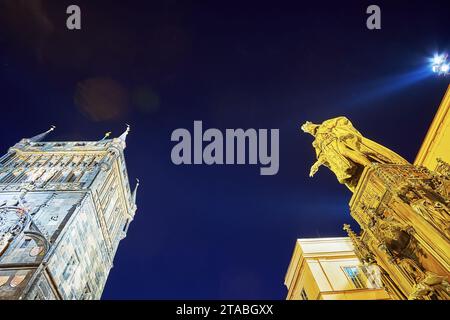 Il monumento medievale di Carlo IV e la torre del ponte della città Vecchia contro il cielo notturno scuro, vista a occhio di verme, Praga, Cechia Foto Stock