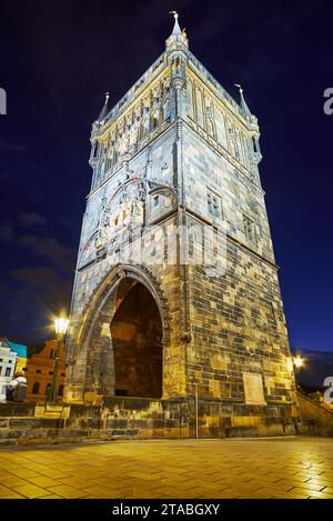 La Torre del Ponte della città Vecchia in Piazza dei Crociati, con luci serali, stare Mesto, Praga, Cechia Foto Stock