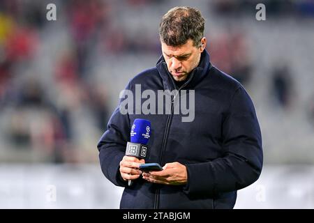 DAZN-Experte Michael Ballack schaut auf sein Handy, Einzelbild, Aktion, Action, 29.11.2023, München (Deutschland), Fussball, UEFA Champions League, Gruppenphase, FC Bayern München - FC Kopenhagen Foto Stock