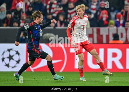 v.li.: Peter ANKERSEN (FC Kopenhagen, 22) bekommt hier gegen Frans KRÄTZIG (KRAETZIG, FC Bayern München, FCB, 41) den Ball an den Oberarm wodurch Stephanie FRAPPART (Schiedsrichter, arbitro) erst auf Handelfmeter entscheidet, dies aber nach VAR-Überprüfung zurücknimmt, 29.11.2023, München, (Deutschland, Champions League, Fussland) Gruppenphase, FC Bayern München - FC Kopenhagen Foto Stock