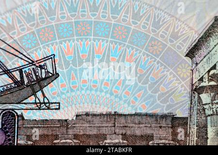 Dettagli, primo piano delle banconote egiziane di 50 LE Fifty Pounds, moschea di Abu Hurayba sul lato dritto e n immagine del tempio di Edfu, alato Foto Stock