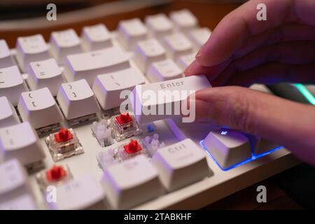 Creazione di una tastiera meccanica personalizzata Foto Stock