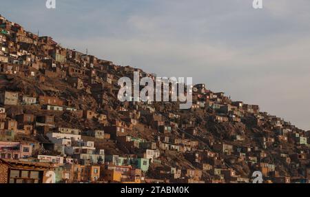 Vista della città di Kabul | edifici in cima alla collina Foto Stock