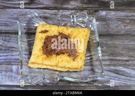 mille-feuille, millefeuille, Napoleone, vaniglia e fetta di crema pasticcera condita e ricoperta con crema di cioccolato alle nocciole, dessert francese a base di pasta sfoglia Foto Stock